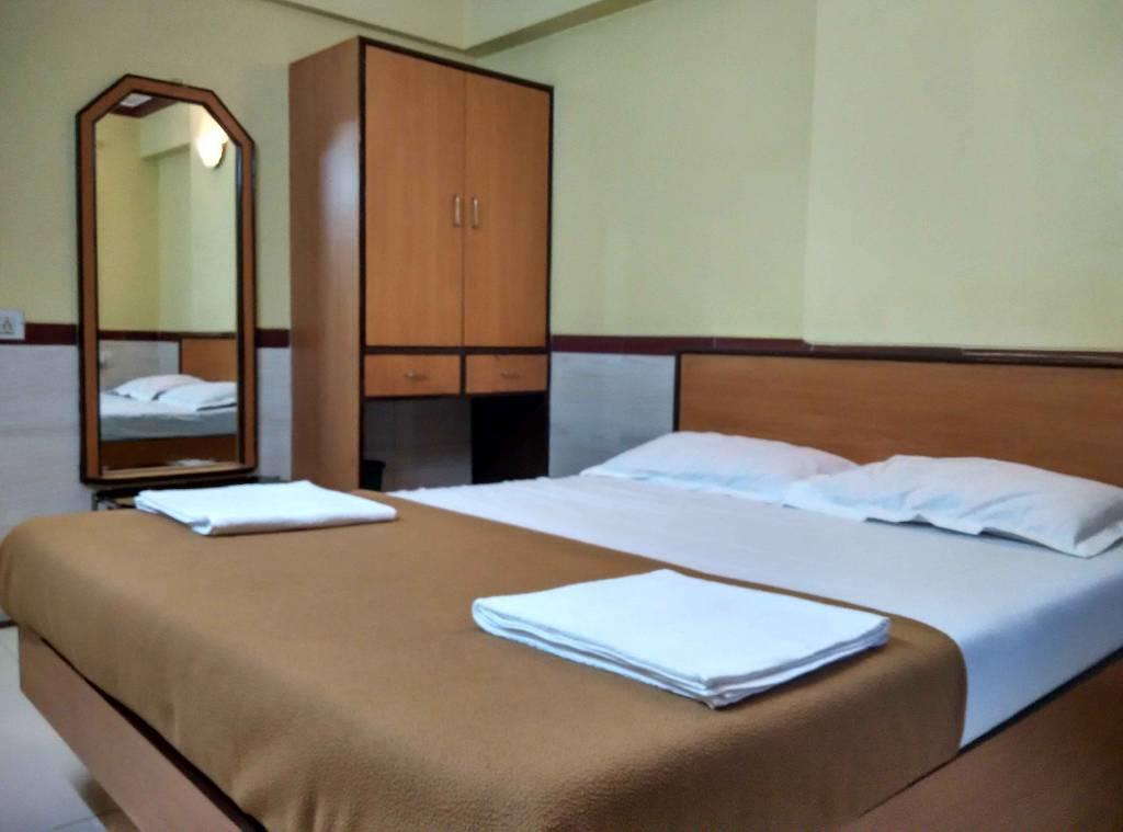 Girija Payyade Hotel Kalyān Exterior foto