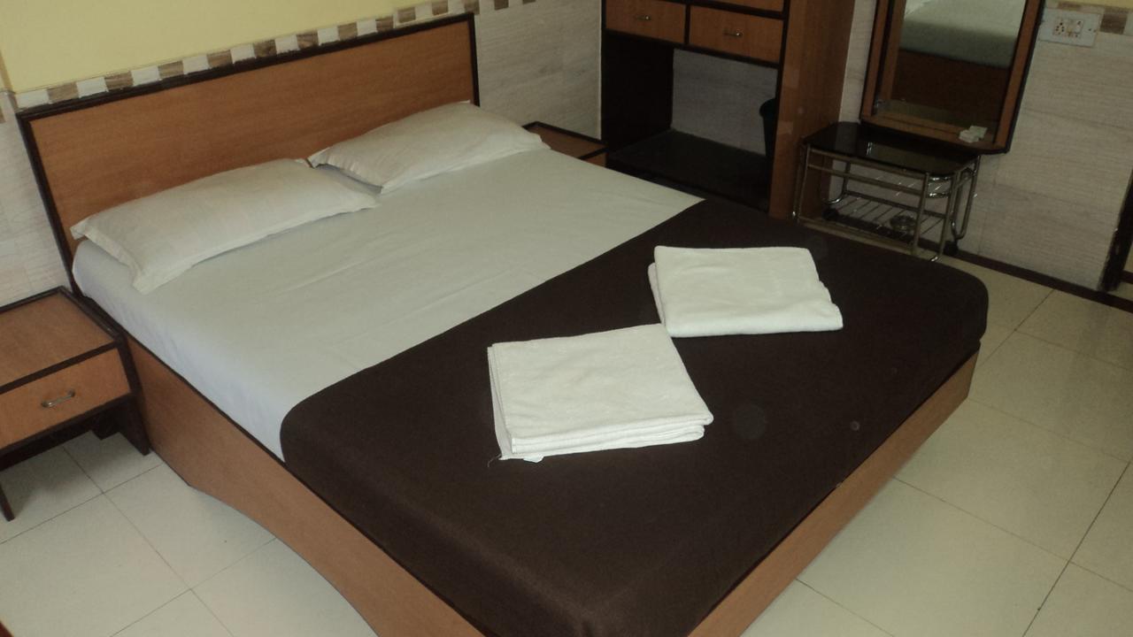 Girija Payyade Hotel Kalyān Exterior foto