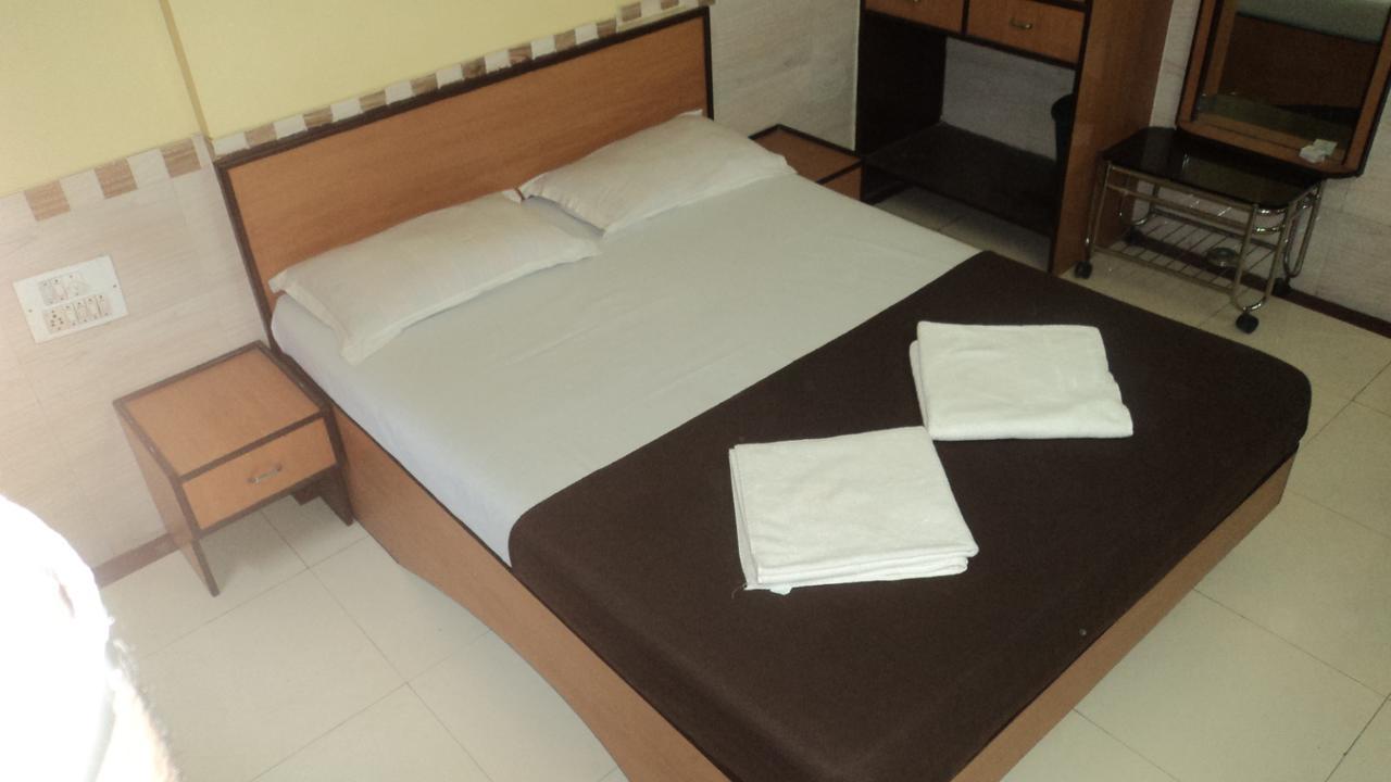 Girija Payyade Hotel Kalyān Exterior foto